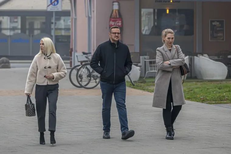 Djevojka se istaknula u moru sivih tonova i unijela dašak vedrine