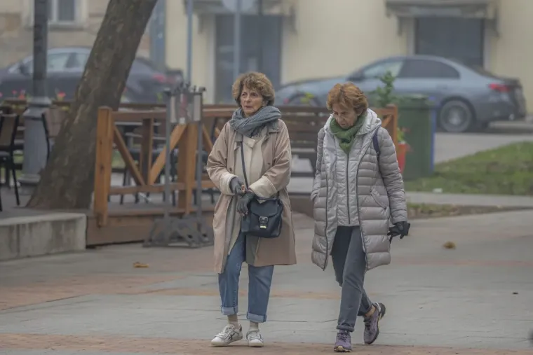 Djevojka se istaknula u moru sivih tonova i unijela da&scaron;ak vedrine