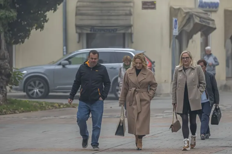 Djevojka se istaknula u moru sivih tonova i unijela dašak vedrine