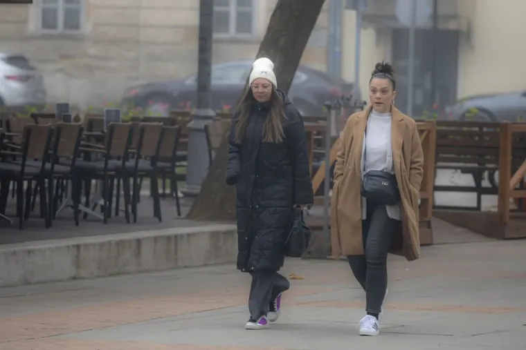 Djevojka se istaknula u moru sivih tonova i unijela dašak vedrine