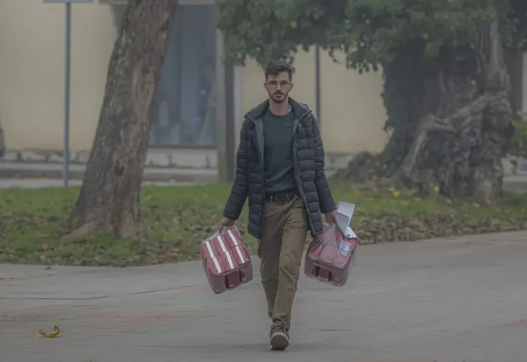 Djevojka se istaknula u moru sivih tonova i unijela da&scaron;ak vedrine