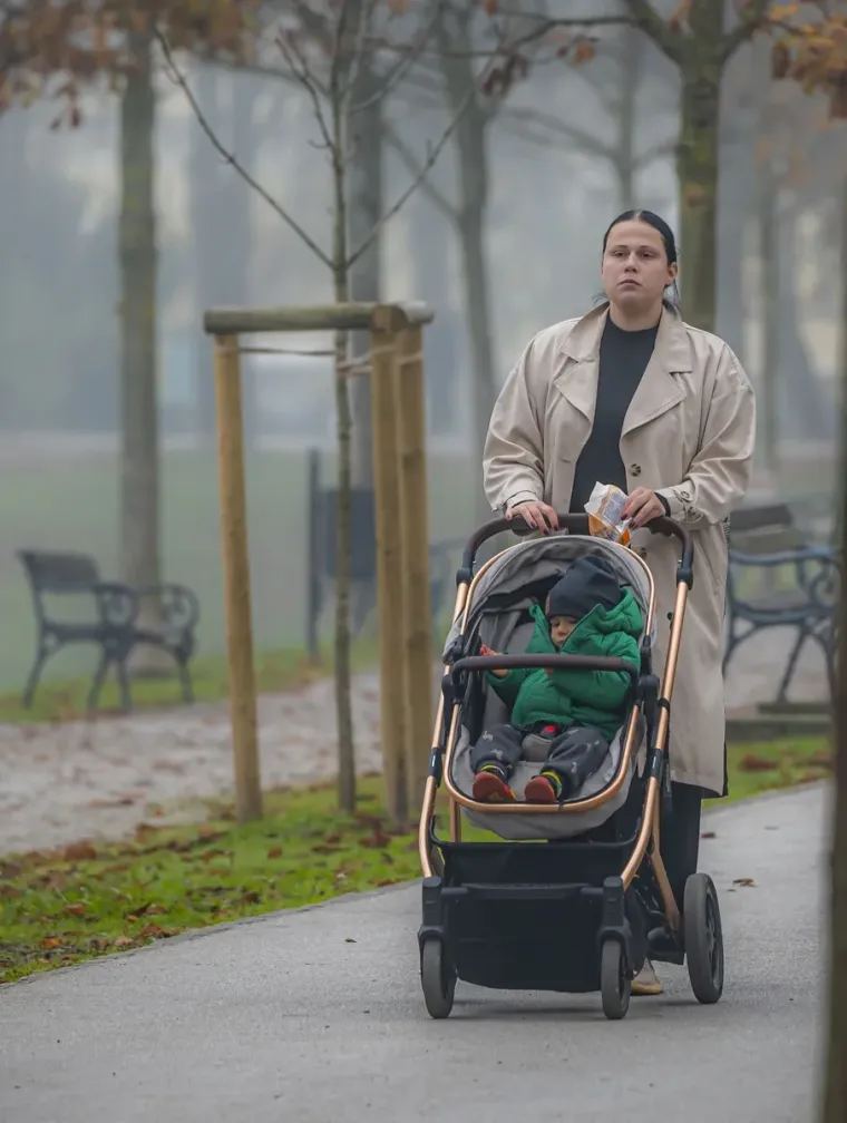 Djevojka se istaknula u moru sivih tonova i unijela dašak vedrine