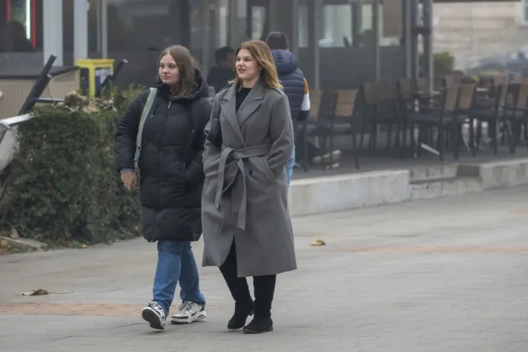 Djevojka se istaknula u moru sivih tonova i unijela dašak vedrine