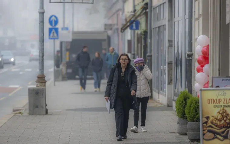 Djevojka se istaknula u moru sivih tonova i unijela da&scaron;ak vedrine