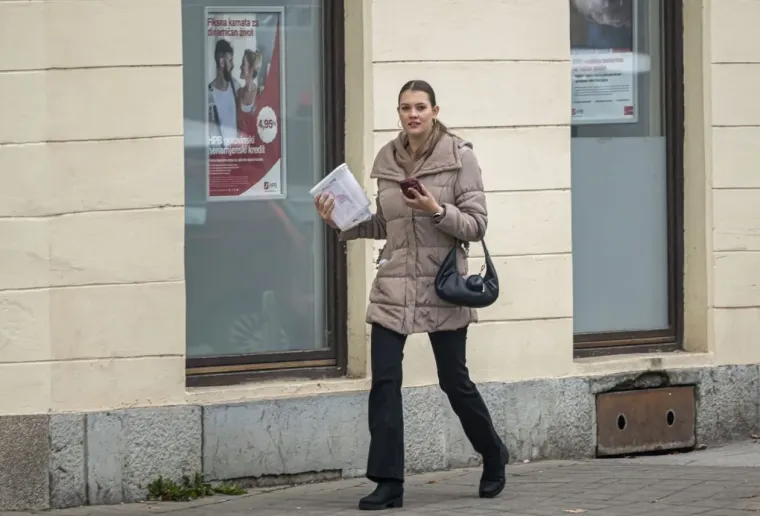 Djevojka se istaknula u moru sivih tonova i unijela da&scaron;ak vedrine