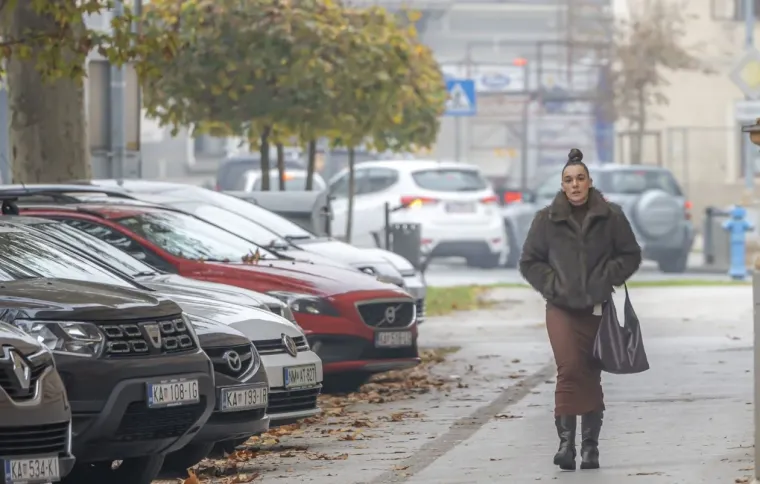 Djevojka se istaknula u moru sivih tonova i unijela da&scaron;ak vedrine