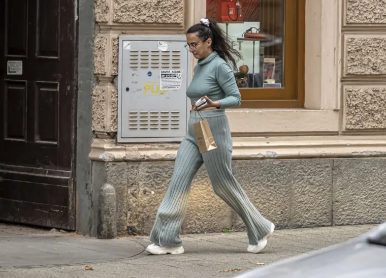 Djevojka se istaknula u moru sivih tonova i unijela da&scaron;ak vedrine