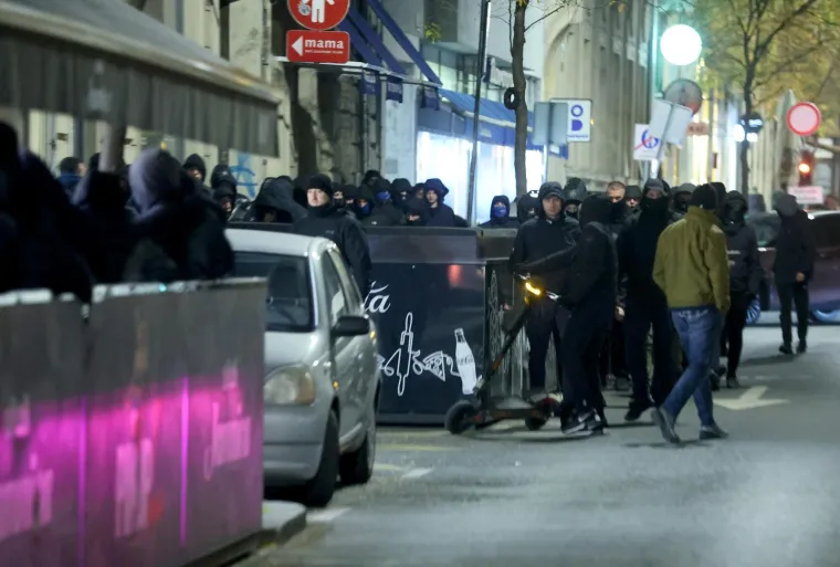 Maskirani tipovi skandirali usta&scaron;ki pozdrav pred Srpskim kulturnim centrom