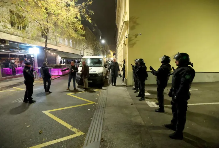 Maskirani tipovi skandirali usta&scaron;ki pozdrav pred Srpskim kulturnim centrom