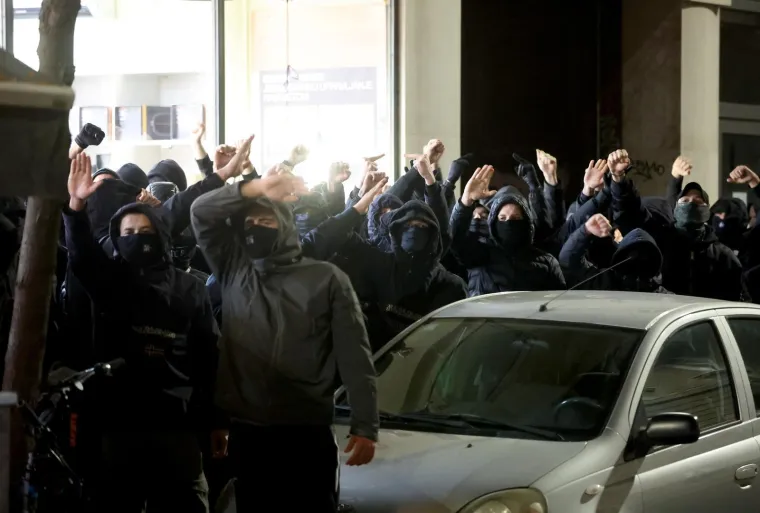 Maskirani tipovi skandirali usta&scaron;ki pozdrav pred Srpskim kulturnim centrom