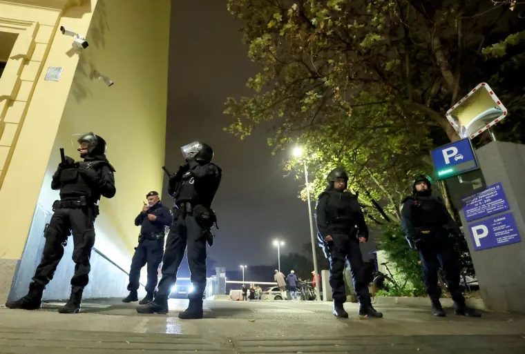 Maskirani tipovi skandirali usta&scaron;ki pozdrav pred Srpskim kulturnim centrom