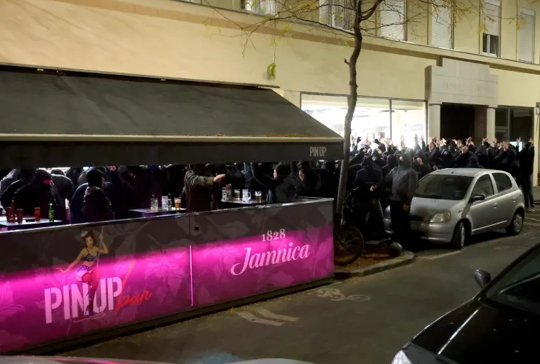 Maskirani tipovi skandirali usta&scaron;ki pozdrav pred Srpskim kulturnim centrom