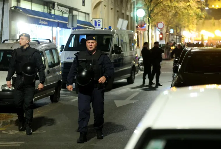 Maskirani tipovi skandirali usta&scaron;ki pozdrav pred Srpskim kulturnim centrom