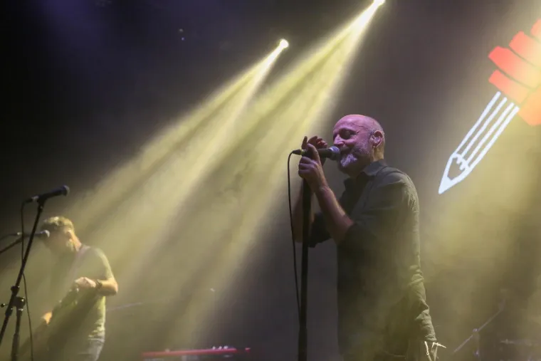 Mile Kekin zapjevao i zapalio zabočku publiku: Iz prvih redova ga bodrila supruga Ivana