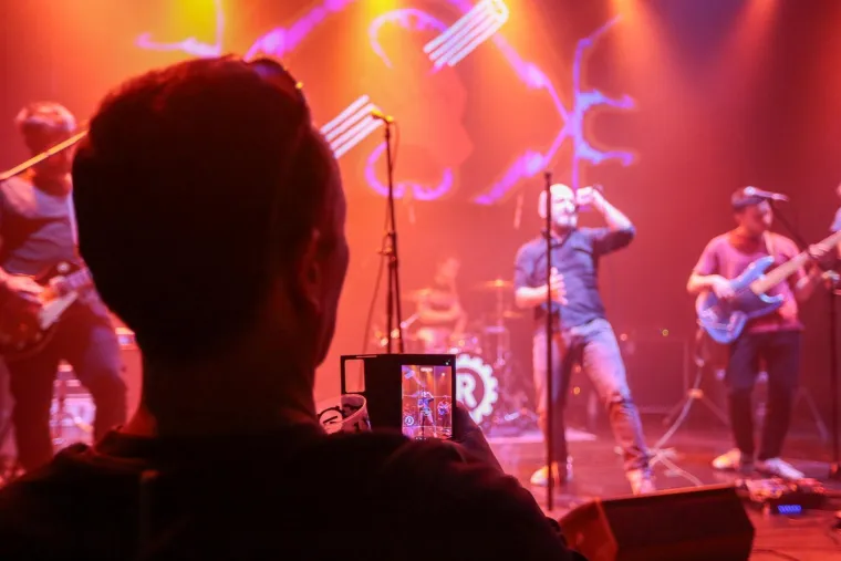 Mile Kekin zapjevao i zapalio zabočku publiku: Iz prvih redova ga bodrila supruga Ivana