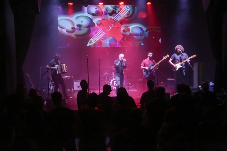 Mile Kekin zapjevao i zapalio zabočku publiku: Iz prvih redova ga bodrila supruga Ivana