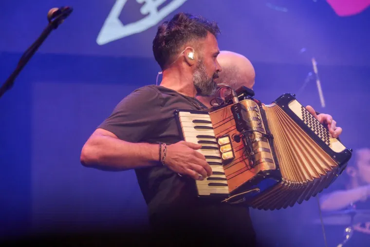 Mile Kekin zapjevao i zapalio zabočku publiku: Iz prvih redova ga bodrila supruga Ivana