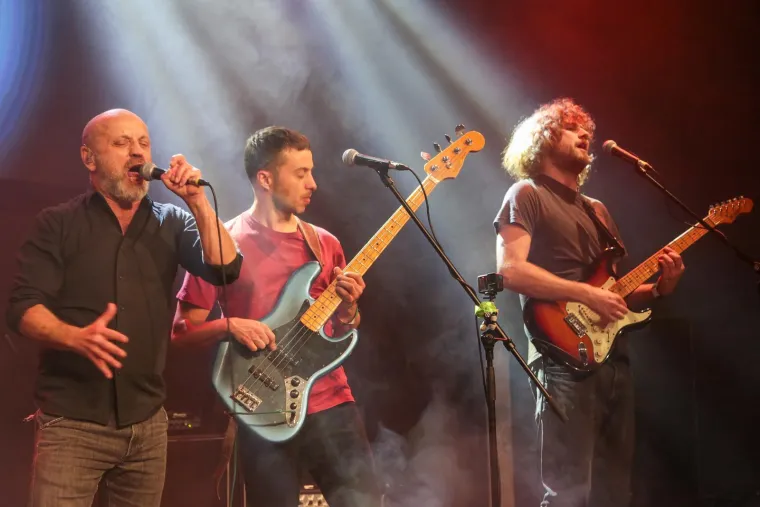 Mile Kekin zapjevao i zapalio zabočku publiku: Iz prvih redova ga bodrila supruga Ivana