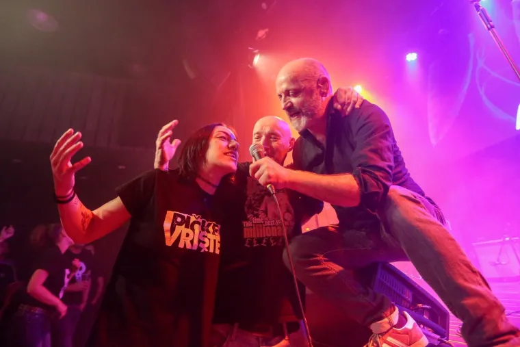 Mile Kekin zapjevao i zapalio zabočku publiku: Iz prvih redova ga bodrila supruga Ivana