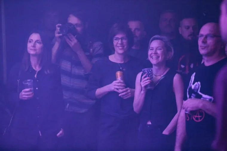 Mile Kekin zapjevao i zapalio zabočku publiku: Iz prvih redova ga bodrila supruga Ivana