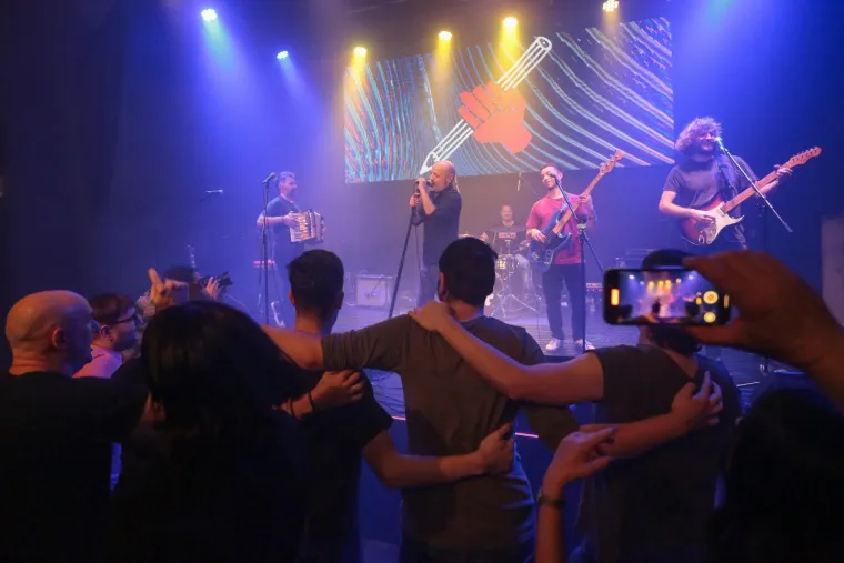 Mile Kekin zapjevao i zapalio zabočku publiku: Iz prvih redova ga bodrila supruga Ivana