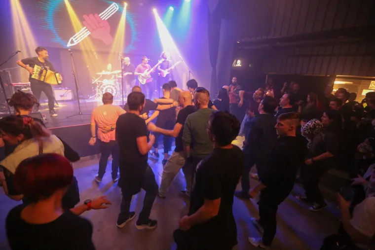 Mile Kekin zapjevao i zapalio zabočku publiku: Iz prvih redova ga bodrila supruga Ivana