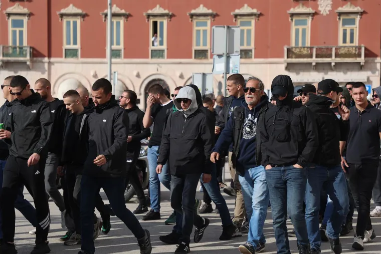 Pogledajte prizore s Rive: Tisuće ljudi okupilo se u znak potpore uhićenim navijačima