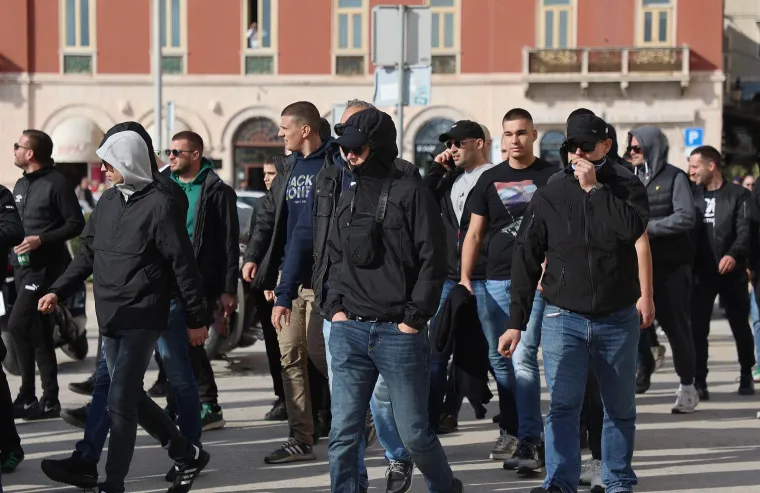 Pogledajte prizore s Rive: Tisuće ljudi okupilo se u znak potpore uhićenim navijačima