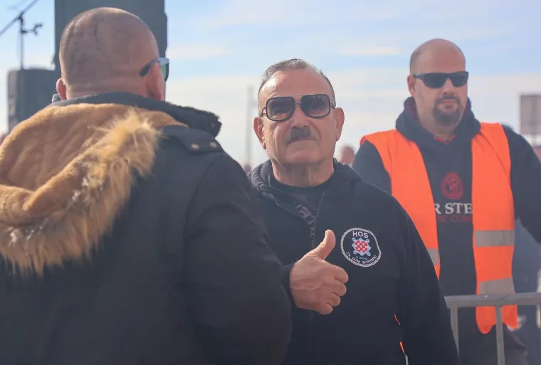 Pogledajte prizore s Rive: Tisuće ljudi okupilo se u znak potpore uhićenim navijačima