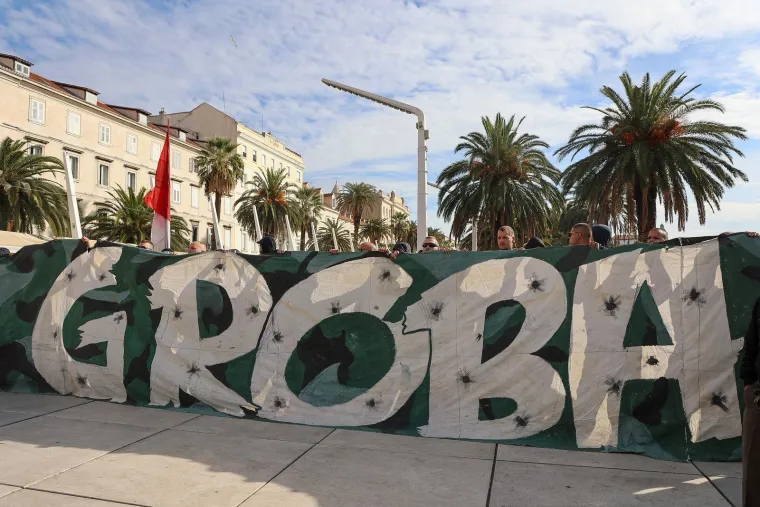 Pogledajte prizore s Rive: Tisuće ljudi okupilo se u znak potpore uhićenim navijačima