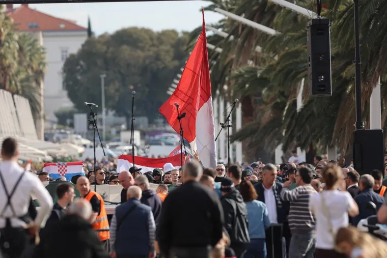 Pogledajte prizore s Rive: Tisuće ljudi okupilo se u znak potpore uhićenim navijačima