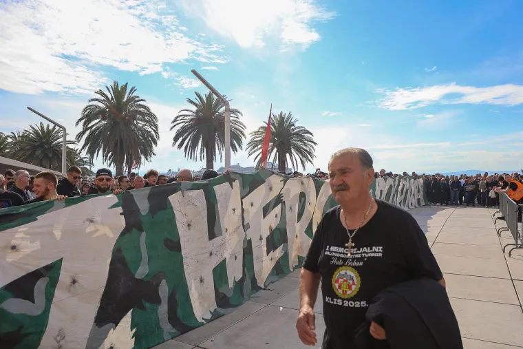 Pogledajte prizore s Rive: Tisuće ljudi okupilo se u znak potpore uhićenim navijačima