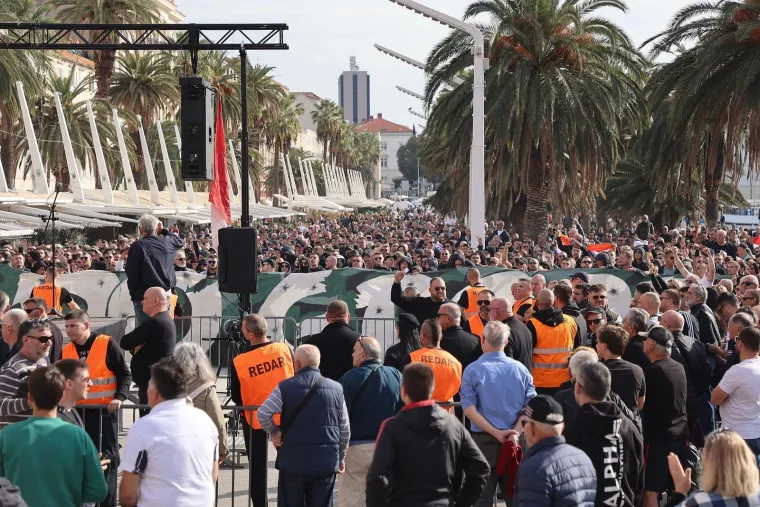 Pogledajte prizore s Rive: Tisuće ljudi okupilo se u znak potpore uhićenim navijačima