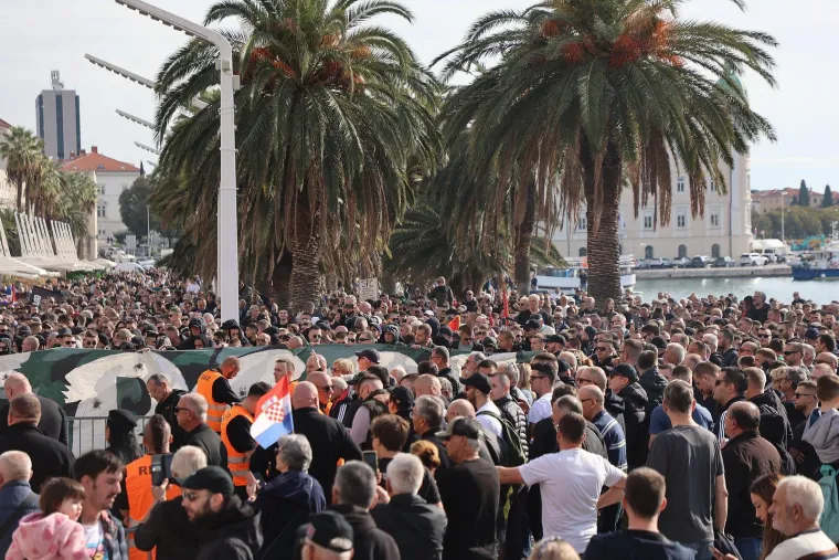 Pogledajte prizore s Rive: Tisuće ljudi okupilo se u znak potpore uhićenim navijačima