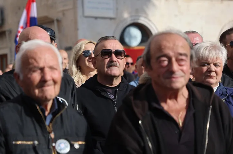 Pogledajte prizore s Rive: Tisuće ljudi okupilo se u znak potpore uhićenim navijačima