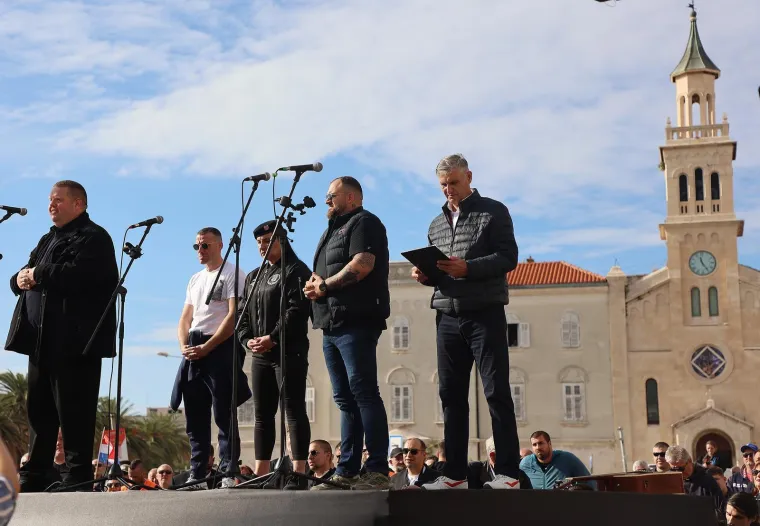 Pogledajte prizore s Rive: Tisuće ljudi okupilo se u znak potpore uhićenim navijačima