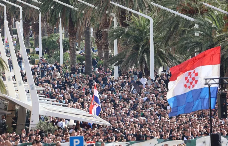 Pogledajte prizore s Rive: Tisuće ljudi okupilo se u znak potpore uhićenim navijačima