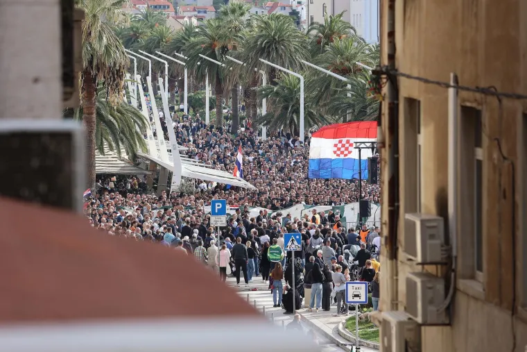 Pogledajte prizore s Rive: Tisuće ljudi okupilo se u znak potpore uhićenim navijačima