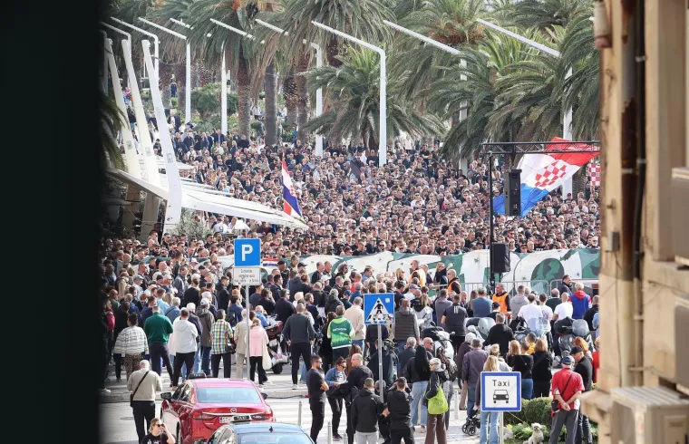 Pogledajte prizore s Rive: Tisuće ljudi okupilo se u znak potpore uhićenim navijačima