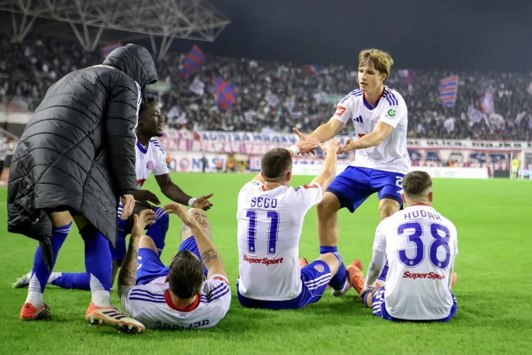 Pogledajte atmosferu 'ludog' Splita: Od ogromne bakljade i koreografije do citiranja Matoša