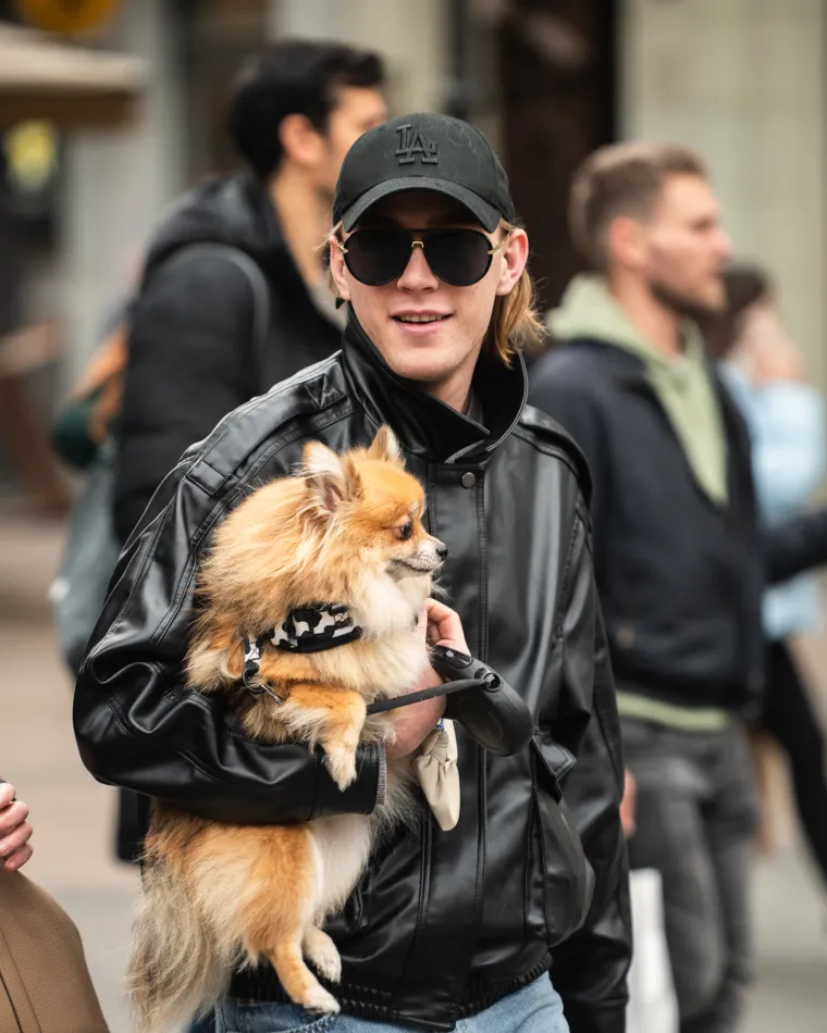 Obavijena kožom s čizmama do koljena pokorila zagrebačku &scaron;picu: Za pjevačicom su se svi okretali