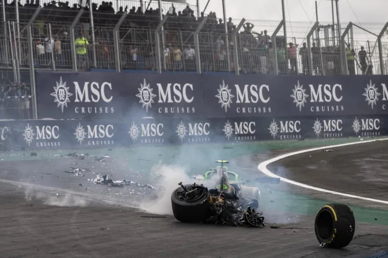 Domaći vozač doživio stravičnu nesreću: Pogledajte u kakvom je stanju ostao bolid nakon udara