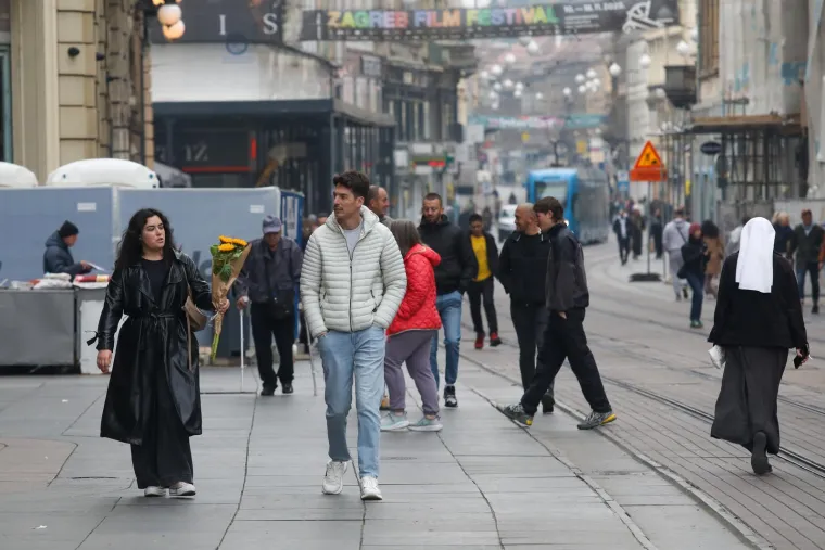 Zgodne dame u srcu grada zapele za oko: Nosile su 'krpice' za poželjeti, lutali su pogledi