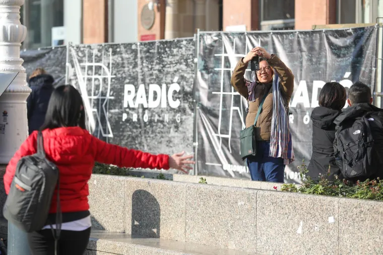 Zgodne dame u srcu grada zapele za oko: Nosile su 'krpice' za poželjeti, lutali su pogledi