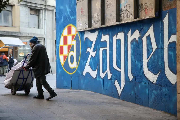 Zgodne dame u srcu grada zapele za oko: Nosile su 'krpice' za poželjeti, lutali su pogledi