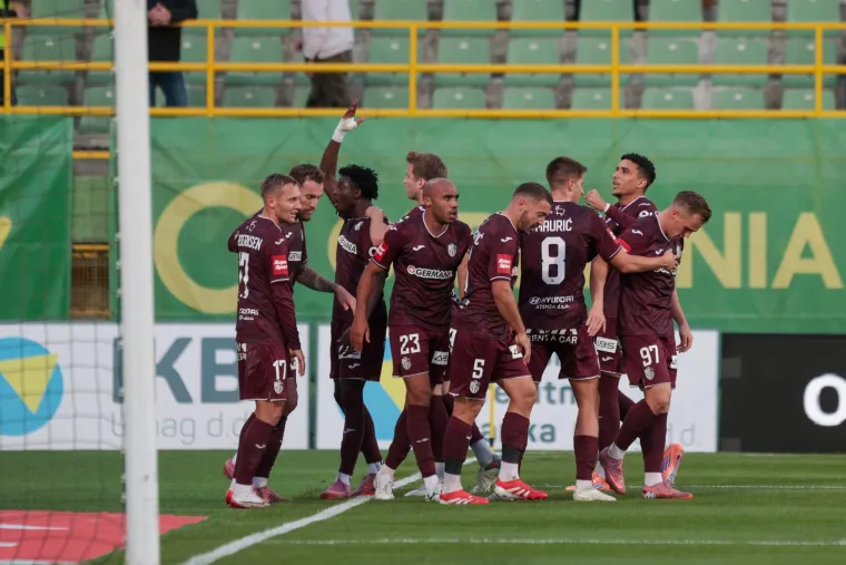 Višejezični show u Puli: Navijači Istre izvjesili poruke koje su izazvale salve smijeha na stadionu