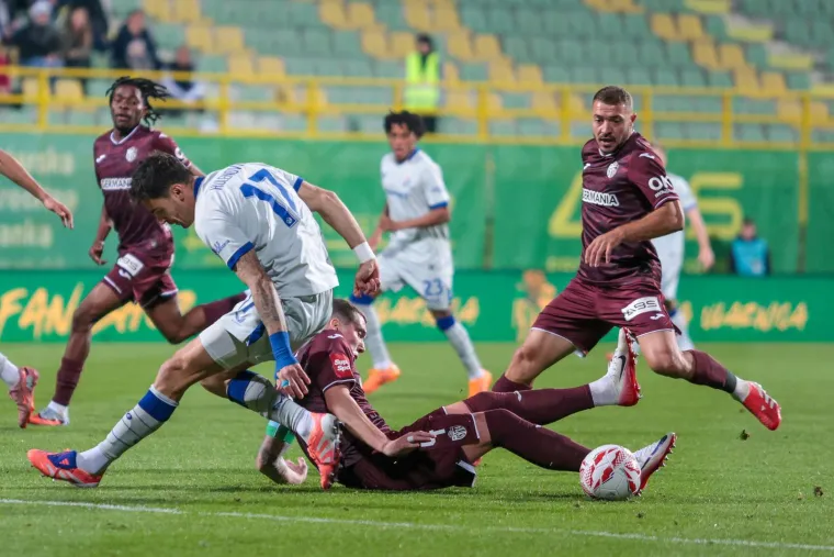 Višejezični show u Puli: Navijači Istre izvjesili poruke koje su izazvale salve smijeha na stadionu
