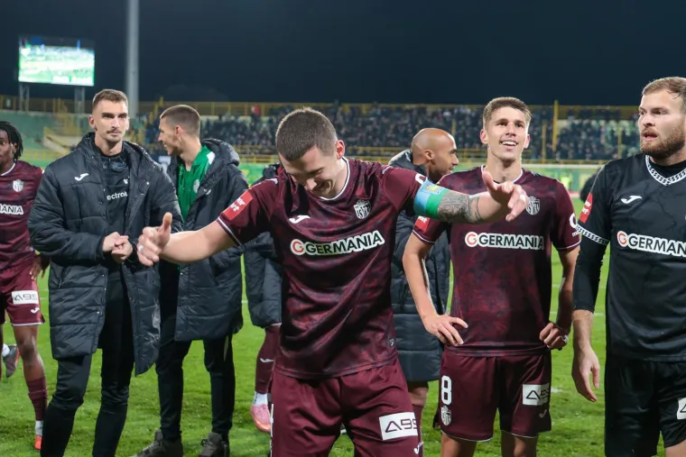 Vi&scaron;ejezični show u Puli: Navijači Istre izvjesili poruke koje su izazvale salve smijeha na stadionu