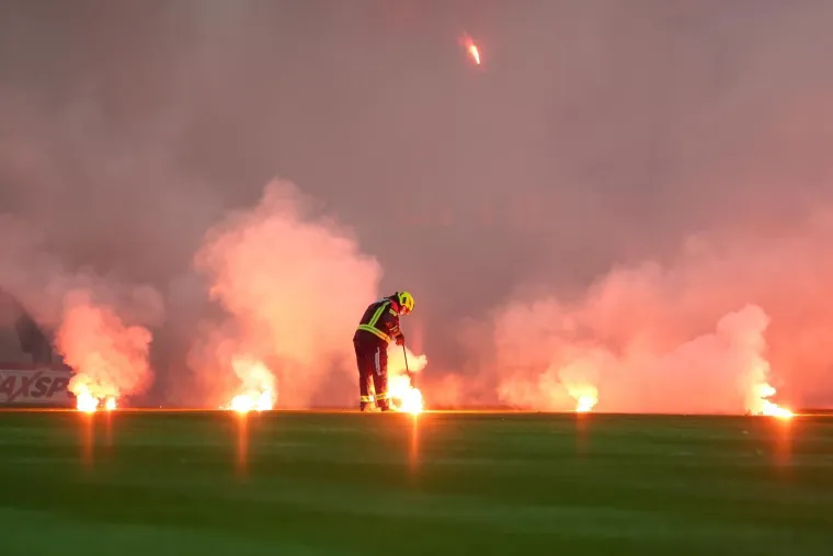 Vi&scaron;ejezični show u Puli: Navijači Istre izvjesili poruke koje su izazvale salve smijeha na stadionu