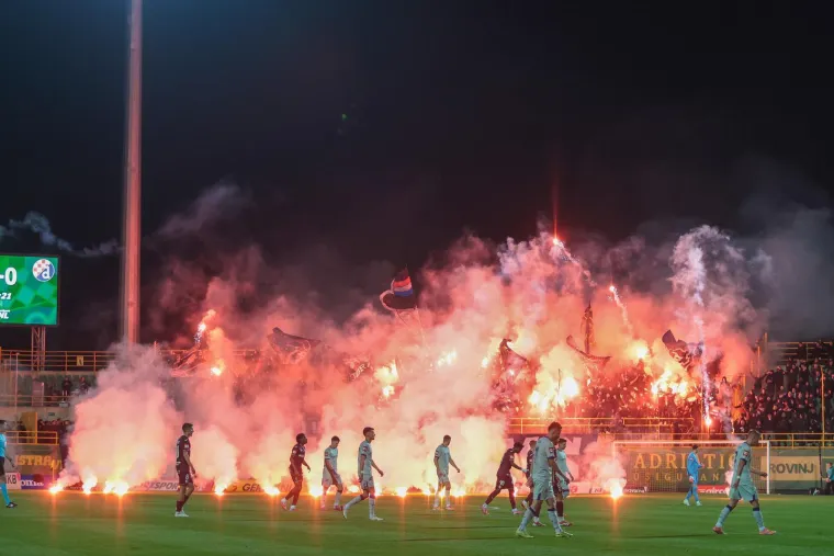Vi&scaron;ejezični show u Puli: Navijači Istre izvjesili poruke koje su izazvale salve smijeha na stadionu